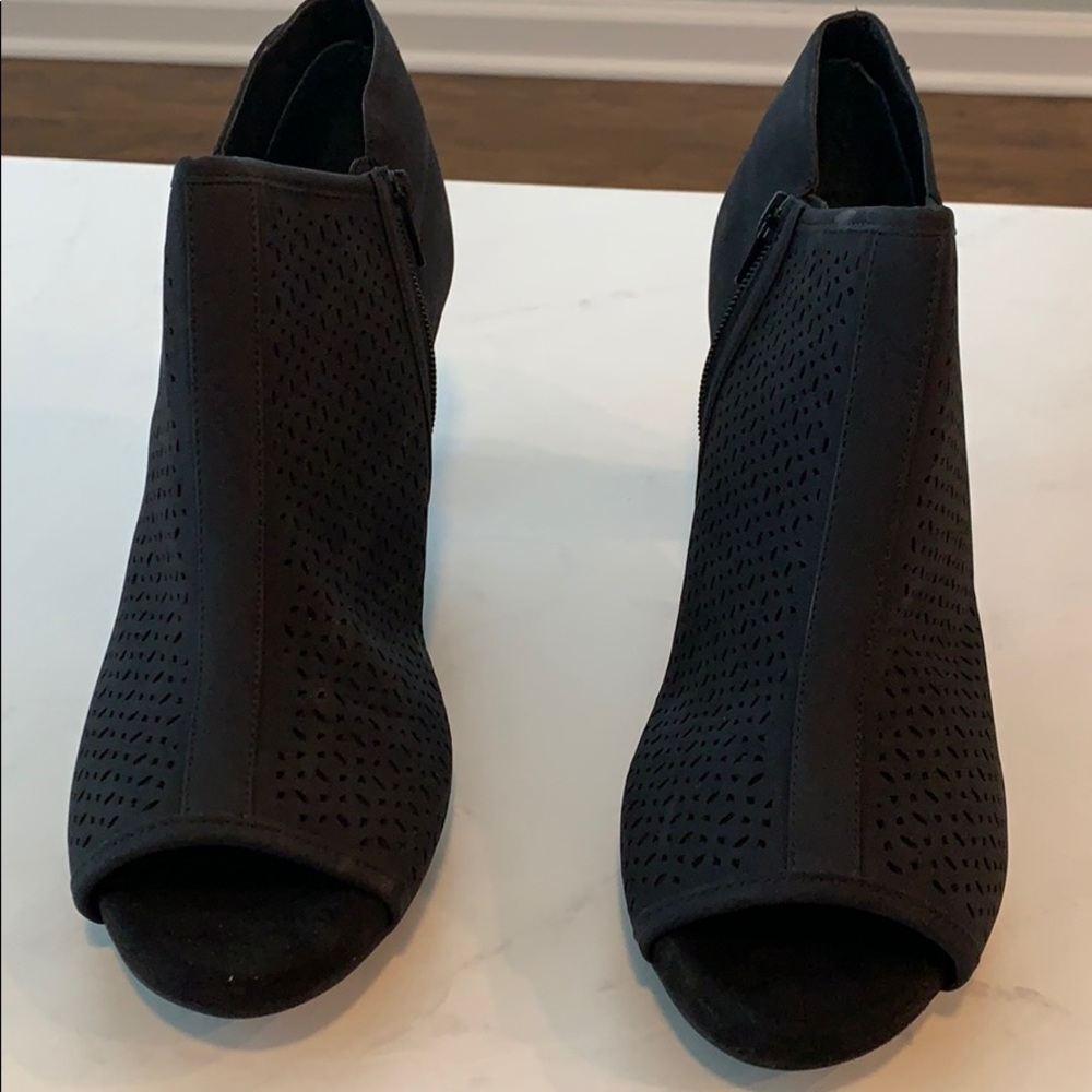 Black peep toe sandal heels By Giani Bernini 12M